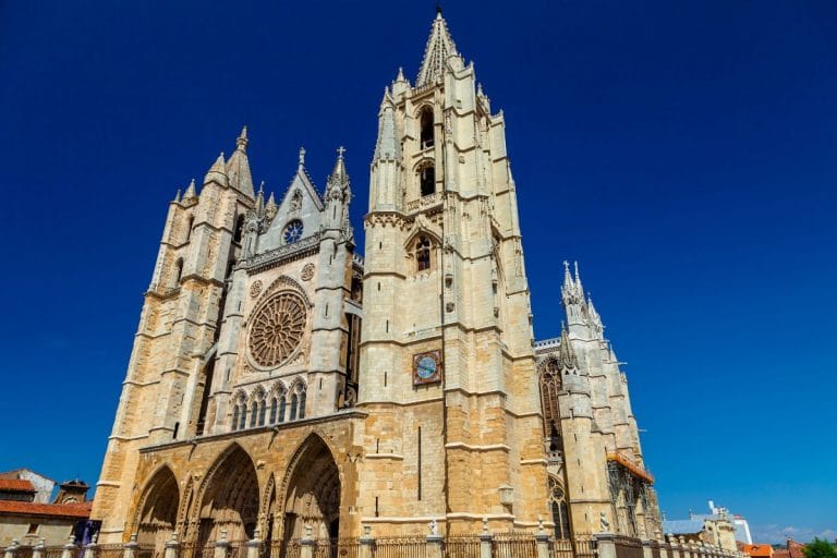 Fachada principal de la Catedral de León con cielo despejado