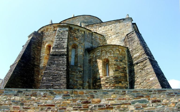 Vista exterior del ábside de la Catedral de Mondoñedo, mostrando su arquitectura medieval con contrafuertes y ventanales.