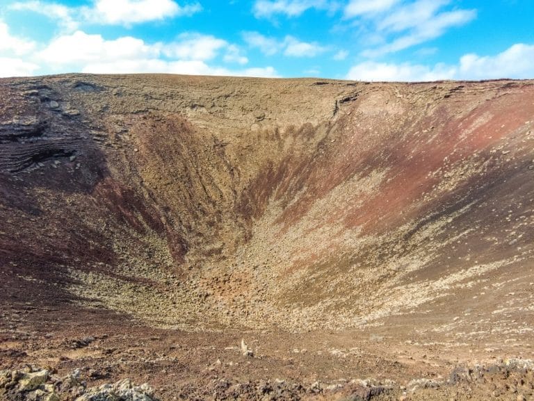 Impresionante cráter del volcán Calderón Hondo, una de las principales rutas de senderismo de Fuerteventura.