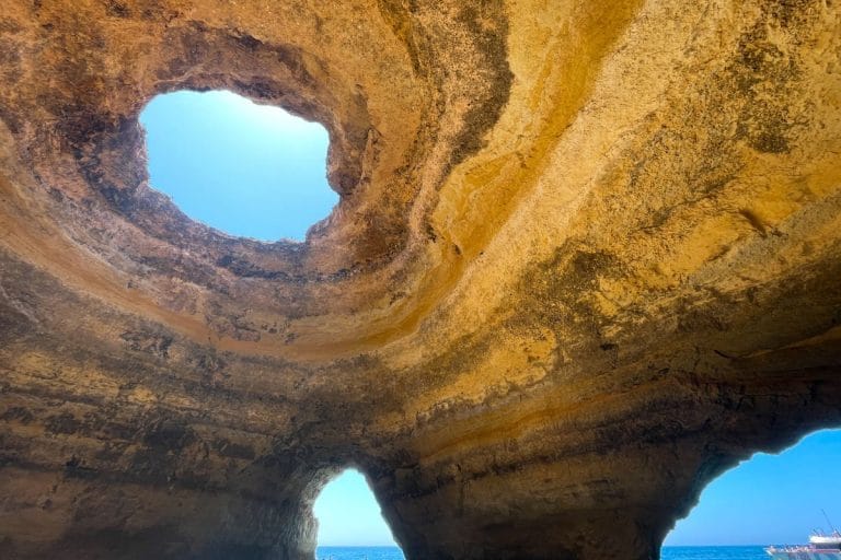 Interior de la cueva de Benagil en el Algarve portugués, con su característico tragaluz y vistas al mar.