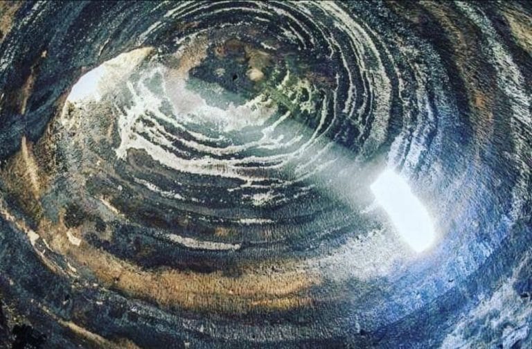 Interior de la cueva de Risco Caído en Gran Canaria con la luz del sol entrando por el techo