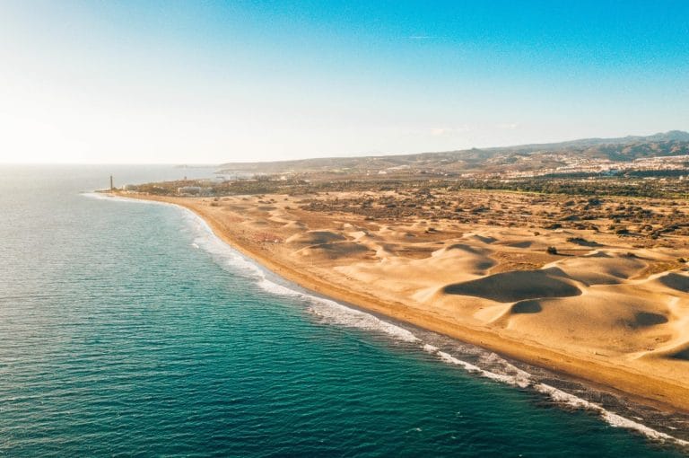 Vista aérea de las Dunas de Maspalomas y la playa al atardecer en Gran Canaria