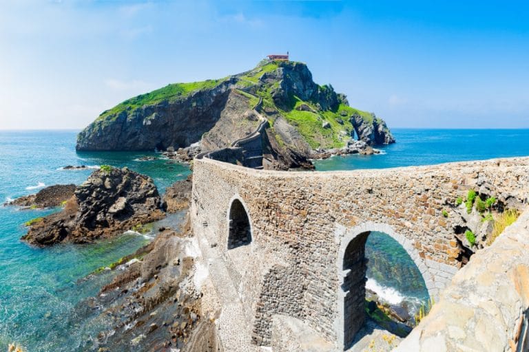Ermita de San Juan de Gaztelugatxe sobre el islote rocoso y escalinata zigzagueante en la costa de Bizkaia (País Vasco).