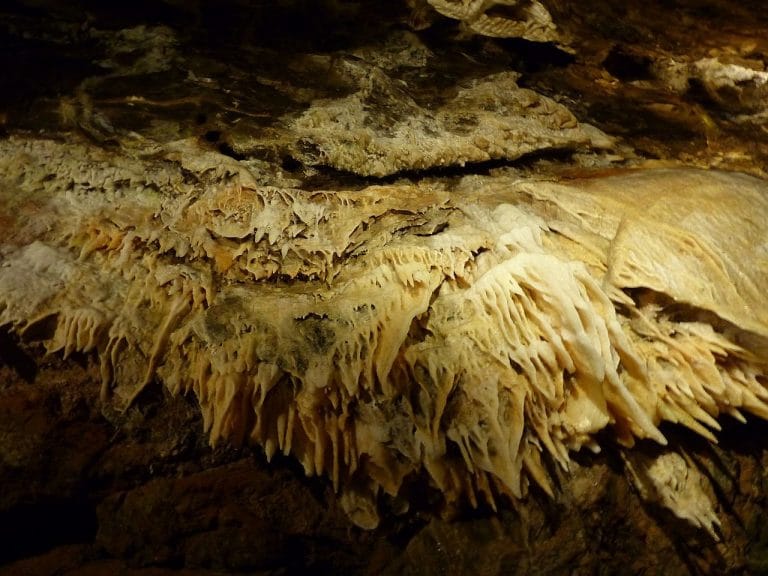 Detalle de estalactitas y formaciones calcáreas en la Gruta de las Maravillas en Aracena, Huelva
