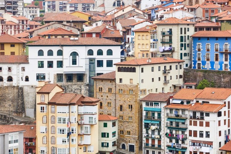 Fachadas multicolor de las casas tradicionales del casco histórico de Mutriku, villa marinera de la costa de Gipuzkoa.
