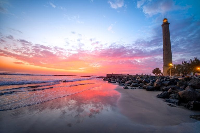 Atardecer junto al Faro de Maspalomas con reflejos en la playa de Gran Canaria