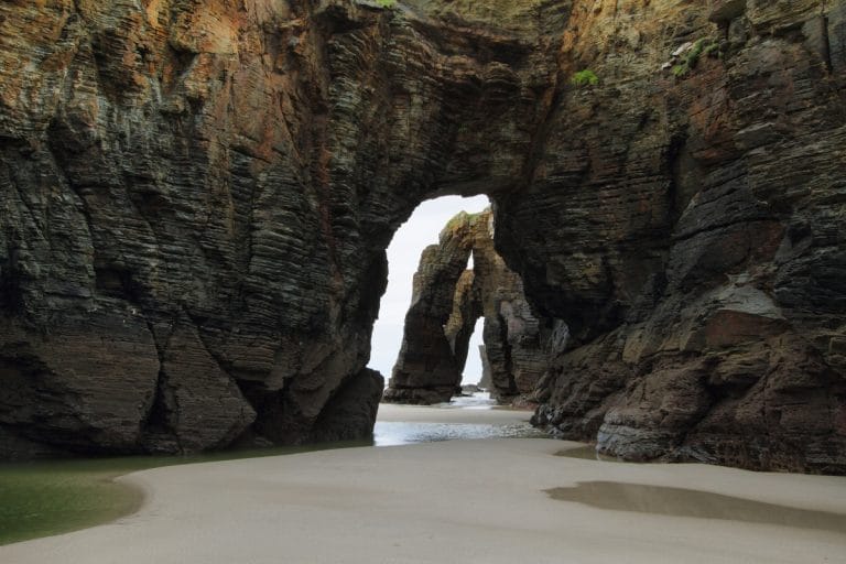 Vista cercana de los arcos de piedra en la Playa de las Catedrales en Ribadeo, Galicia