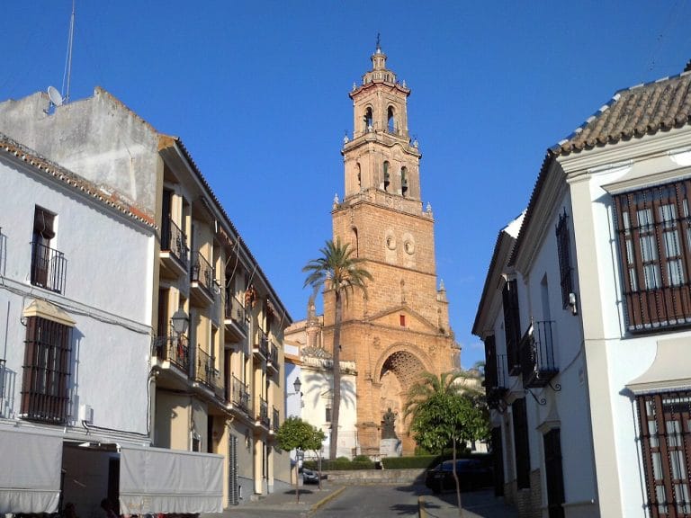 Iglesia de Santa María de la Mesa en Utrera, Sevilla, con su torre renacentista