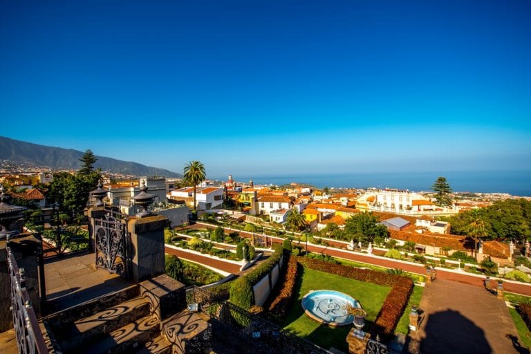 Vista panorámica de los Jardines Victoria en La Orotava con el mar de fondo