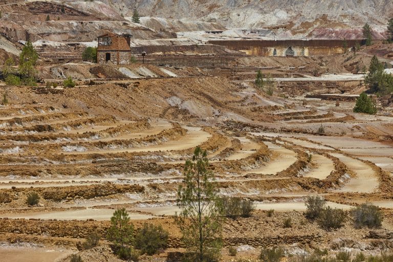 Vista de las terrazas escalonadas de la antigua Mina La Naya en Riotinto, Huelva, con restos industriales y paisaje de tonos ocres y rojizos