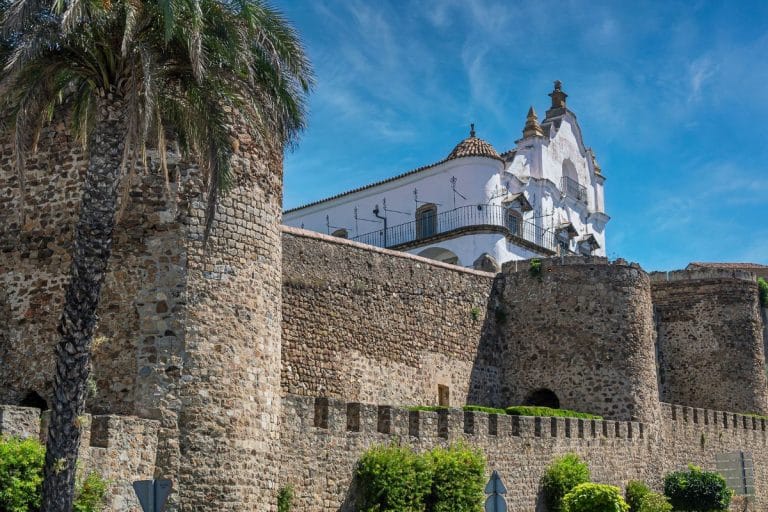 Vista de las murallas medievales y el Palacio Episcopal en Cáceres