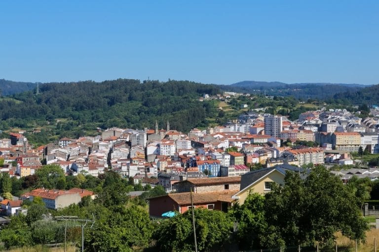 Vista panorámica de Betanzos con su casco histórico rodeado de naturaleza y zonas verdes