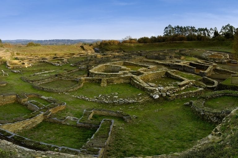 Vista panorámica del Castro de Viladonga en Castro de Rei, Lugo, con estructuras circulares y murallas