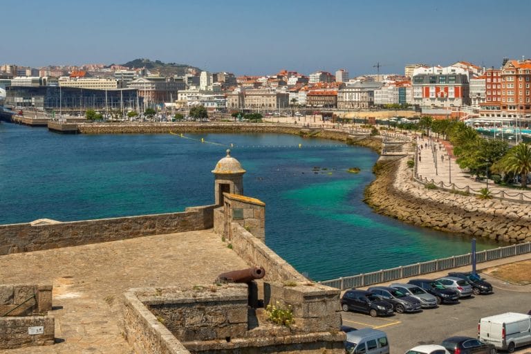 Vista del paseo marítimo de A Coruña desde el Castillo de San Antón, con el puerto y el casco urbano al fondo
