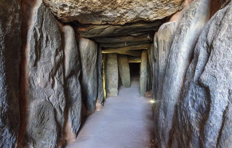 Pasillo interior del Dolmen de Soto en Trigueros, Huelva, con grandes losas de piedra alineadas