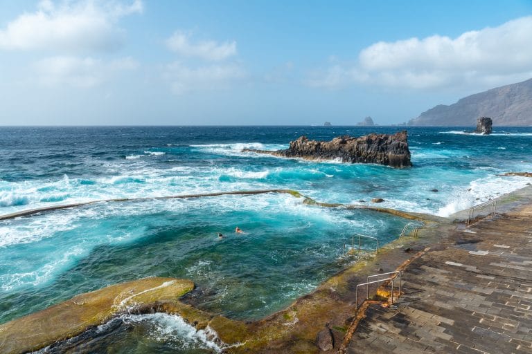 Piscina natural de La Maceta en El Hierro, con aguas turquesas y formaciones rocosas volcánicas en la costa atlántica.