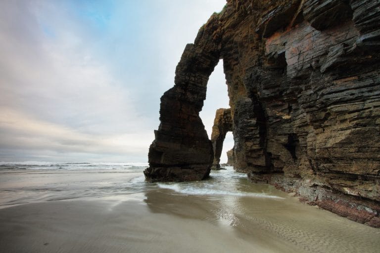 Formaciones rocosas en la Playa de las Catedrales en Ribadeo, Lugo, durante la marea baja