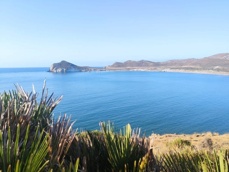 Vista panorámica de la Playa de los Genoveses con aguas cristalinas y acantilados en el Parque Natural Cabo de Gata, Almería
