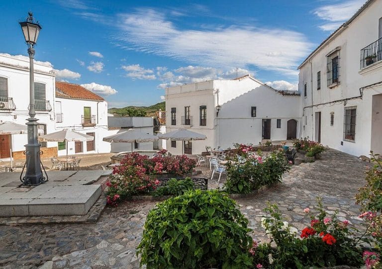 Plaza con terrazas y casas blancas en Cazalla de la Sierra, Sierra Norte de Sevilla