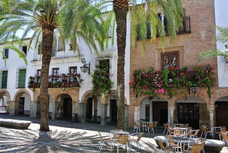 Soportales con balcones floridos en la Plaza Grande de Zafra, Badajoz