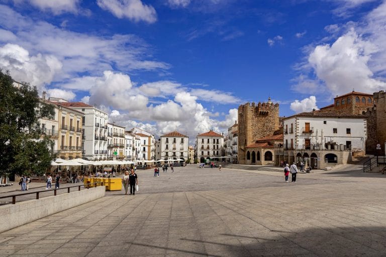 Vista panorámica de la Plaza Mayor de Cáceres con la torre de Bujaco
