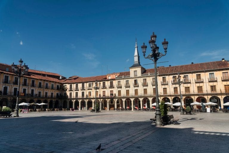 Vista de la Plaza Mayor de León con sus soportales y terrazas en un día soleado