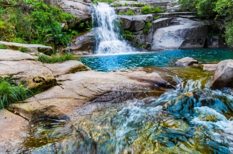 Pozas de Melón en Ourense con cascadas naturales y aguas cristalinas entre rocas