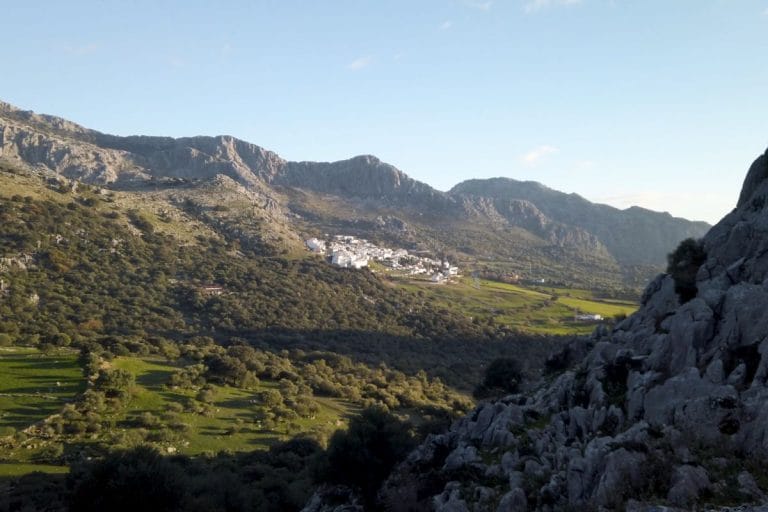 anorámica de un pueblo blanco típico español en Benaocaz con casas encaladas y montañas al fondo