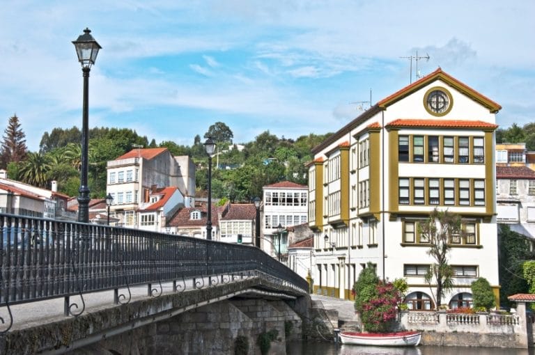 Puente sobre el río Mandeo y arquitectura tradicional en el casco antiguo de Betanzos, Galicia