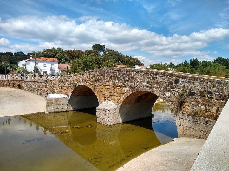 Puente Romano de San Nicolás del Puerto sobre el río Galindón en un día soleado, Sierra Norte de Sevilla