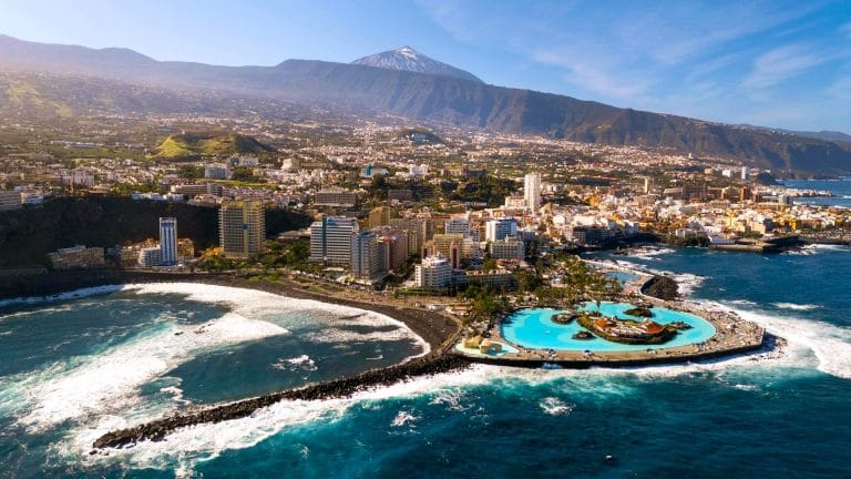 Vista aérea de Puerto de la Cruz con el Lago Martiánez en primer plano y el volcán Teide al fondo en Tenerife