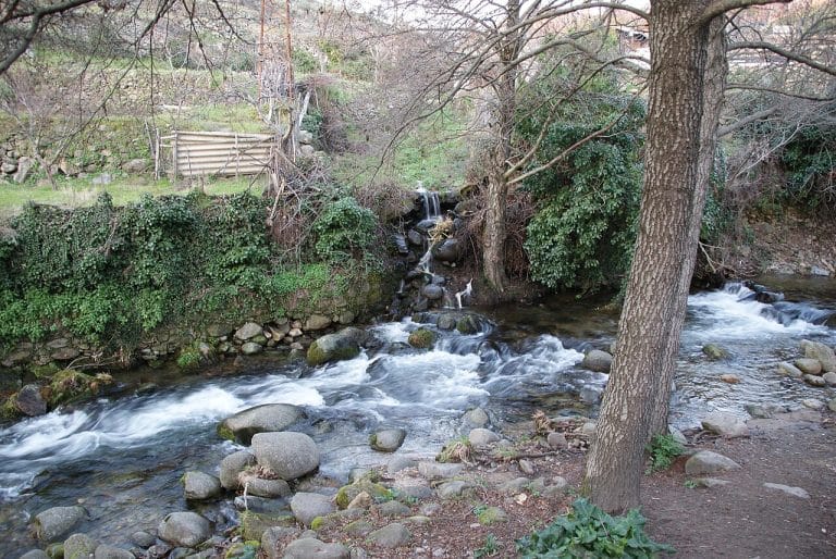 Río Ambroz a su paso por Hervás, Cáceres, rodeado de vegetación y senderos
