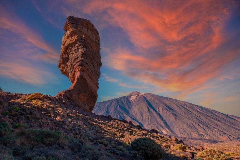 Roque Cinchado al atardecer con el Teide al fondo en el Parque Nacional del Teide, Tenerife
