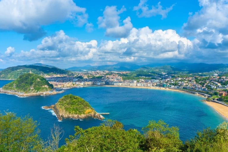 Vista panorámica de San Sebastián con la bahía de La Concha, la isla Santa Clara y las playas de Ondarreta y La Concha
