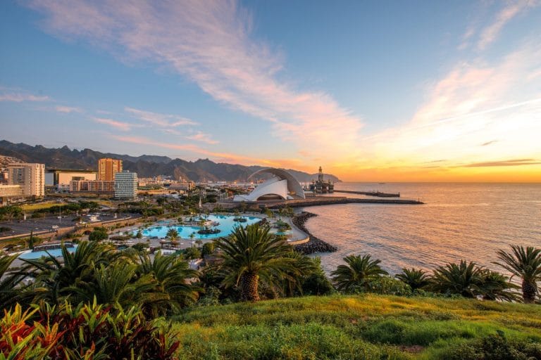 Vista panorámica de Santa Cruz de Tenerife al atardecer con el Auditorio de Tenerife y el mar de fondo.