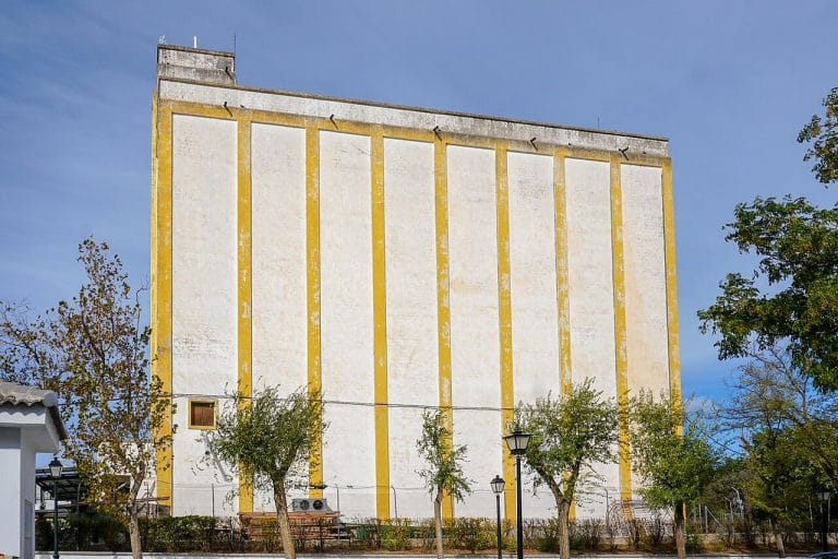 Silo agrícola de El Saucejo, edificio vertical para almacenamiento de grano en Sevilla