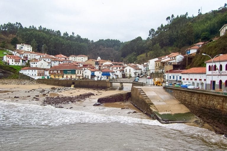 Vista del pintoresco puerto pesquero de Tazones en Asturias con casas tradicionales y playa en la costa norte de España