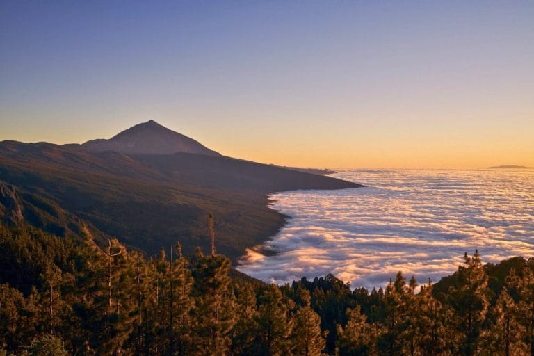 Vista panorámica del Teide desde mirador con el mar de nubes al atardecer desde el Parque Nacional, Tenerife