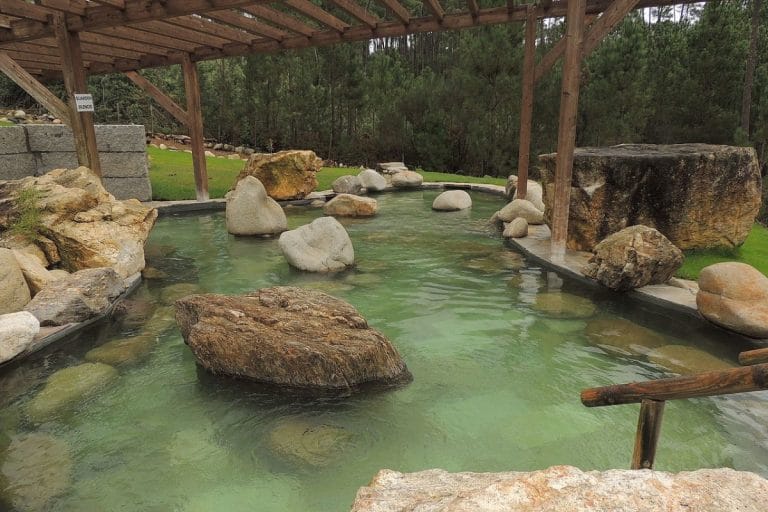 Piscinas naturales en las Termas de Prexigueiro rodeadas de piedras y naturaleza en Ourense