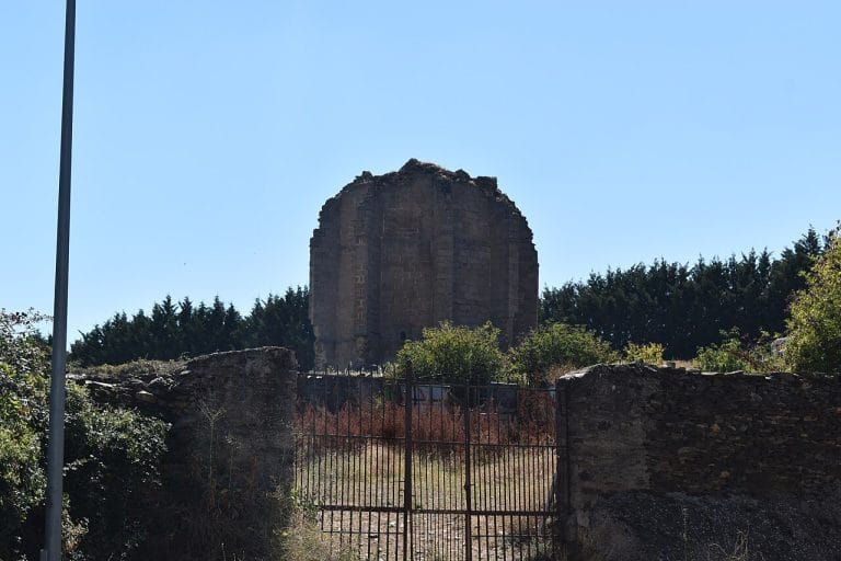 Torreón medieval de Guijuelo visto desde la entrada con reja de hierro