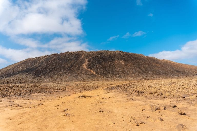 Vista del sendero hacia el volcán Calderón Hondo, uno de los paisajes volcánicos más espectaculares de Fuerteventura