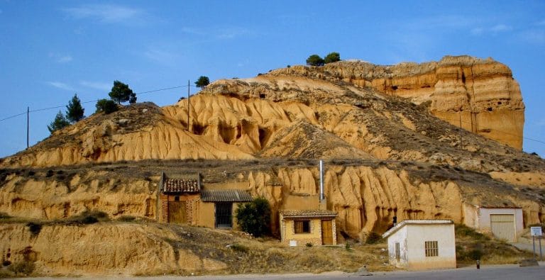 Casas cueva en las colinas arcillosas de San Esteban de Gormaz, Soria