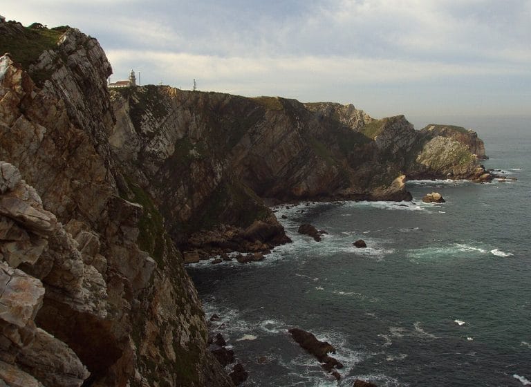 Acantilados del Cabo Peñas con vistas al mar Cantábrico en Asturias
