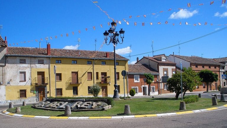 Plaza y casas tradicionales en Alar del Rey, Palencia, localidad de inicio del Canal de Castilla