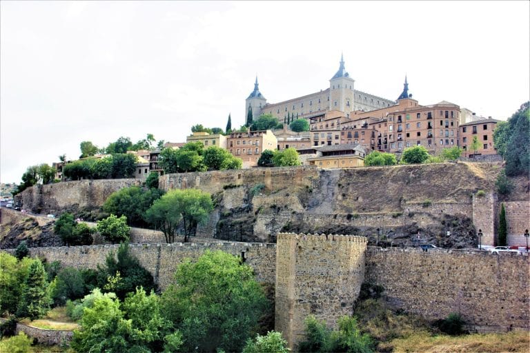 Vista panorámica del Alcázar de Toledo y las murallas del casco histórico desde el valle del río Tajo
