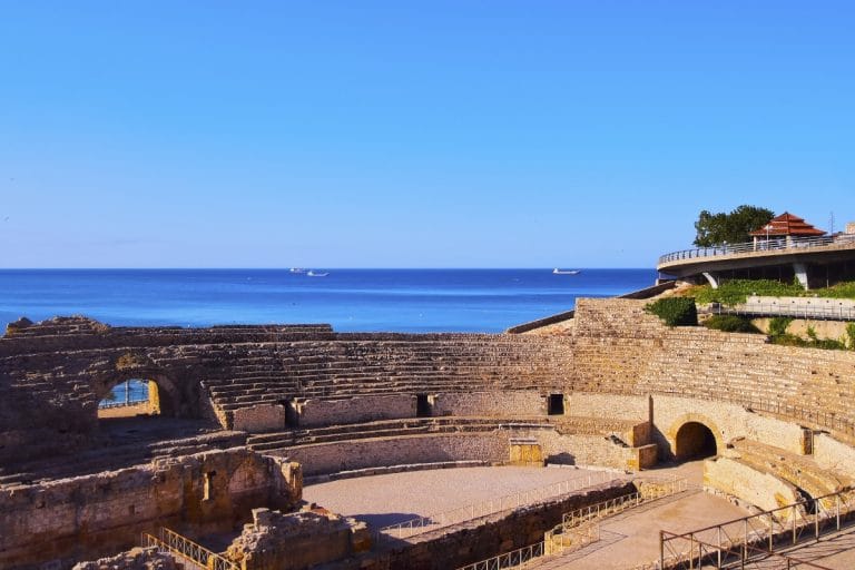 Anfiteatro romano de Tarragona con vistas al mar Mediterráneo en un día despejado.