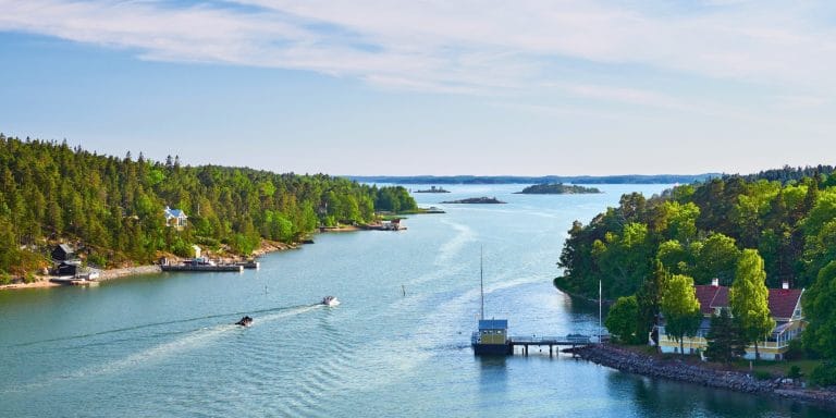 Vista panorámica del archipiélago de Turku en Finlandia con casas junto al mar y embarcaciones navegando