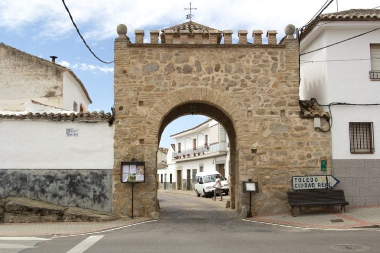 Arco de Belén en Orgaz, una antigua puerta de acceso construida en piedra en la provincia de Toledo