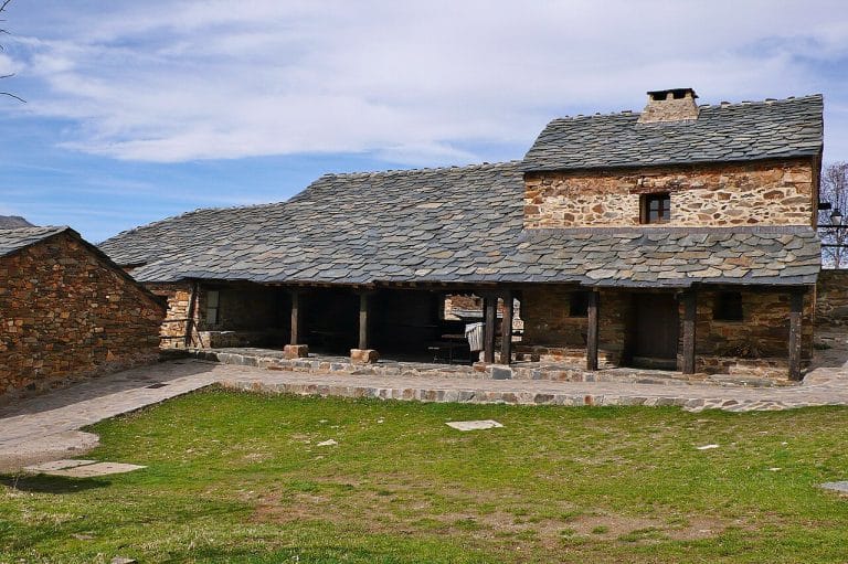 Vivienda tradicional de pizarra en Valverde de los Arroyos, ejemplo de la arquitectura negra de Guadalajara
