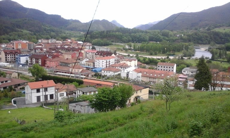 Vista panorámica de Arriondas, concejo de Parres, en el oriente de Asturias